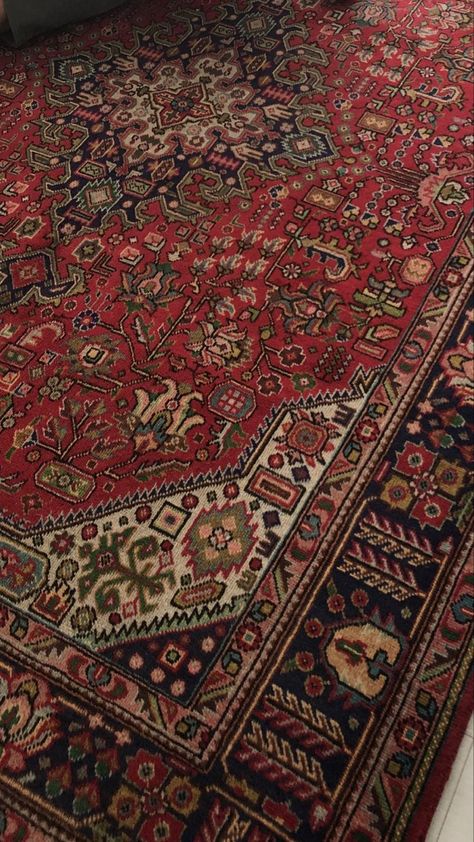 Red Persian Rug Aesthetic, Old Rug Aesthetic, Persian Rug Aesthetic, Persian Wallpaper, Middle Eastern Home Decor, Persian Aesthetic, Persian Rug Bedroom, Persian Rug Living Room, Persian Decor