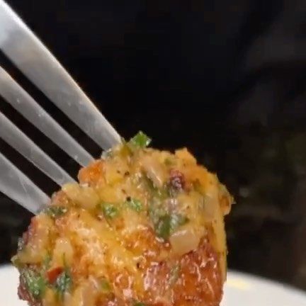 Matt Price on Instagram: "Pan Seared Sea Scallops w/ White Wine Garlic Butter . Scallops are the perfect quick and easy weeknight dinner option! They’re very simple to make, as long as you know the right technique. Save this video so you can give this recipe a try . The key to good scallops is a good crust/sear… and the only way to do that is to make sure the scallops are dryer than coworkers trying to make small talk on a Monday . Shopping list: 1 lb scallops AP seasoning 1/2 stick of butter 1 Garlic Butter Scallops, Seared Sea Scallops, Butter Scallops, Fish Dinners, Scallops Recipe, Shell Fish, Seafood Entrees, Seafood Recipe, Instagram Recipes