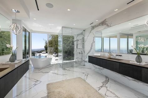 Stunning Bathrooms Luxury, Modern Big Bathroom, Big Luxury Bathroom, Large Bathroom Ideas, Modern Bathroom Design Latest Trends, Modern Luxury Bathroom Design Master Bath, Big Bathroom Design, Bathroom Design Master, Bathroom Master Bath