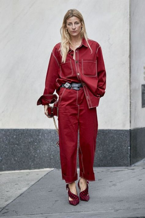 Explore Spring Style 2024: Parisian Chic to Casual Street Looks Teen Spring Outfits, Fall Chic Outfits, Printemps Street Style, Street Mode, Burgundy Outfit, Street Style Spring, Monochromatic Outfit, Moda Paris, Style 2024