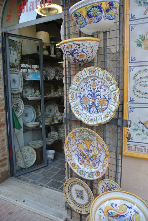 Italian Pottery Ceramics Italy, Deruta Italian Ceramics, Sicilian Pottery, Deruta Pottery, Italian Plates, Italian Majolica, Umbria Italy, Tuscan Decorating, Italian Pottery