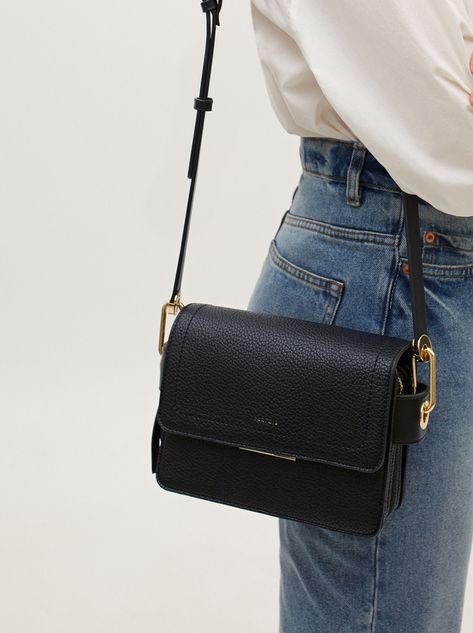 Crossbody Bag With Front Flap Fastening, Black Black Leather Crossbody Purse, Small Black Shoulder Purse, Black Purse Crossbody Casual, Black Cross Body Purse, Designer Black Cross Body Bag, Simple Black Purse, Crossbody Black Bag, Cute Purses Crossbody Casual, Cute Cross Body Bags