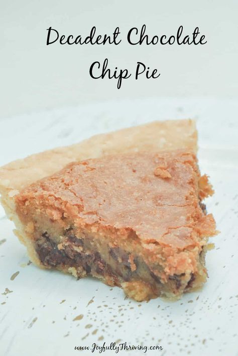 I love this chocolate chip pie recipe! It's such an easy dessert recipe and tastes exactly like a gooey chocolate chip cookie. #chocolate Tollhouse Pie Recipe, Tollhouse Pie, Freezer Desserts, Chocolate Chip Cookie Pie, Chocolate Chip Pie, Gooey Chocolate Chip Cookies, Baked Cake, Chocolate Pie Recipes, Easy Chocolate Chip Cookies