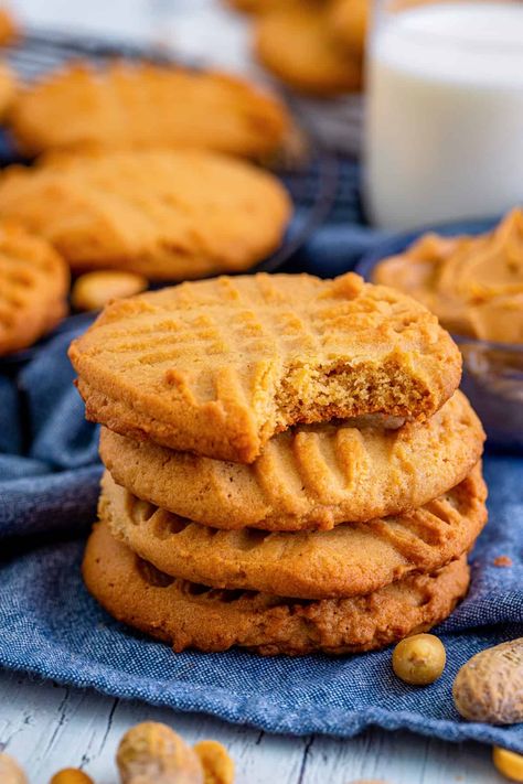 Old-fashioned peanut butter cookies have a cripsy, golden brown outside and a soft center, just like the ones that grandma used to make. Try this easy vintage cookie recipe and in less than a half an hour, you’ll have a batch of delicious peanut butter cookies! #peanutbutter #cookierecipes #bestcookies #oldfashionedrecipes #vintagerecipes #classicrecipe Desert Board, Salt And Lavender, Mexican Chairs, Pandesal Recipe, Homemade Peanut Butter Cookies, Peanut Butter Blossom Cookies, Best Peanut Butter Cookies, Classic Peanut Butter Cookies, Chewy Peanut Butter Cookies