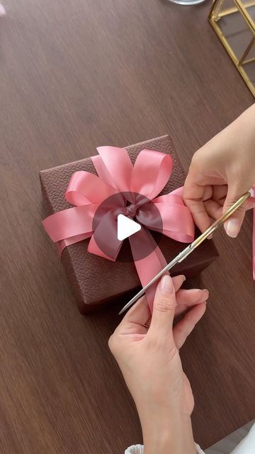 Bow For Christmas Present, How To Make Gift Bows, How To Use Ribbon On Gifts, Ribbon Present Wrapping, Gift Wrap Bows Diy, Diy Gift Bow Ribbon, How To Wrap A Bow On A Present, Present Bows Diy Ribbons, How To Tie A Bow With Ribbon For A Gift