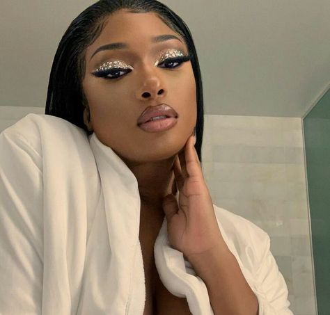 Meg Thee Stallion wearing sparkly eye shadow for the 2020 AMAs ! Sparkly Eyeshadow, Megan Thee Stallion, Female Rappers, Famous Women, Doja Cat, Beautiful Makeup, Makeup Inspo, Summer Girls, Pretty Woman