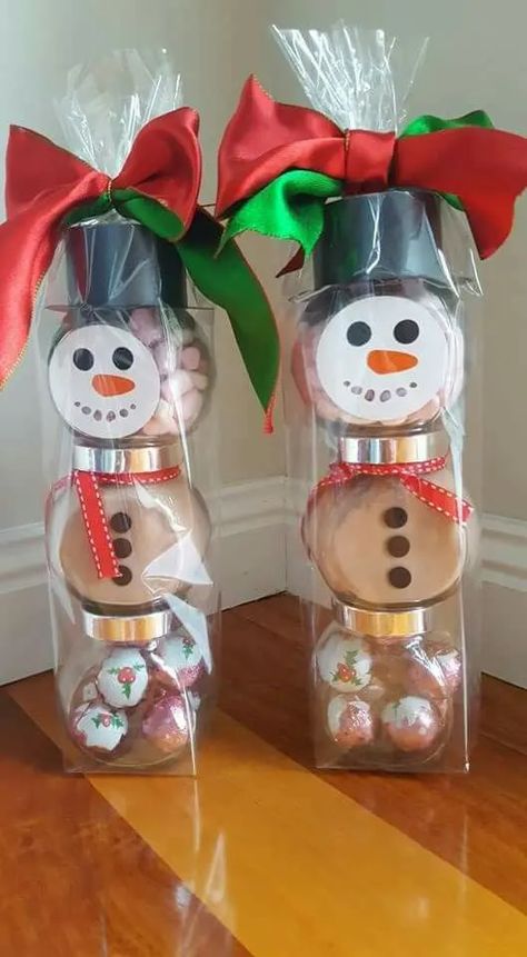 100+ Easy DIY Christmas Gifts for Friends and BFFs - Holidappy Easy Christmas Gifts For Friends, Inexpensive Christmas Gifts For Friends, Joululahjat Diy, Christmas Jar Gifts, Diy Christmas Gifts For Friends, Christmas Candy Gifts, Inexpensive Christmas Gifts, Inexpensive Christmas, Easy Diy Christmas Gifts