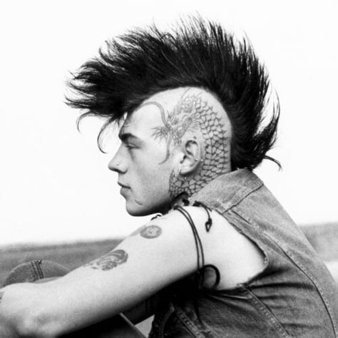 Messy Mohawk Punk Hairstyles for Guys #PunkHairstylesforMen Post Punk Hair, Punk Guy, Punk Mohawk, Mohawk For Men, Mohawk Hair, Punk Hairstyles, Hairstyles For Guys, Punk Subculture, Npc Ideas