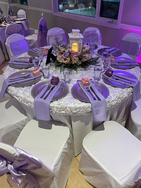 Decoration for guest table in colours Lilac and silver; Elegant and sophisticated ♥️ Purple And Silver Wedding Table Settings, Purple And Silver Flower Centerpieces, Lilac And White Decorations, Light Purple Table Decorations, Silver And Purple Centerpieces, Purple And Silver Table Setting, Lilac And Silver Quinceanera Ideas, Lilac Quinceanera Decorations, Lilac And Silver Wedding