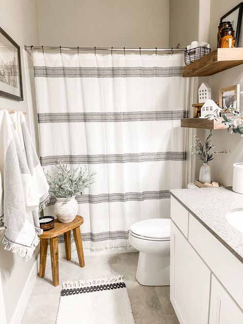 White And Brown Bathroom Ideas, Bathroom Decor Brown Cabinets, Bathroom Ideas With Shower Curtain, Cozy Bathroom Small, Bathroom Inspiration Blue, Neutral Bathroom Decor Ideas, Curtain Bathroom Ideas, Academia Bathroom, Neutral Bathroom Decor