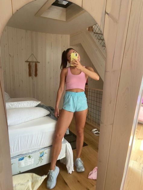 Colorful Sporty Outfits, Hoka Outfit Aesthetic, White Hokas Outfit, Cute Running Fits, Free People Shorts Outfit, Knee Fat Workout, Running Outfit Aesthetic, Hoka Outfit, Summer Running Outfit