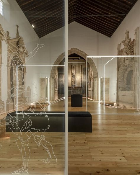 Museography and Exhibition of Panteão dos Almeida / spaceworkers | ArchDaily Exhibition Architecture, Museum Flooring, Trade Show Design, Museum Interior, Museum Exhibition Design, Art Gallery Interior, Church Building, Wooden Design, Minimalist Architecture