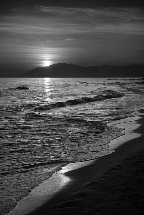 White Aesthetic Photography, Dark Landscape, Black And White Photo Wall, Black And White Beach, Black And White Picture Wall, Tapeta Galaxie, Black And White Landscape, Black And White Photograph, Black And White Wallpaper