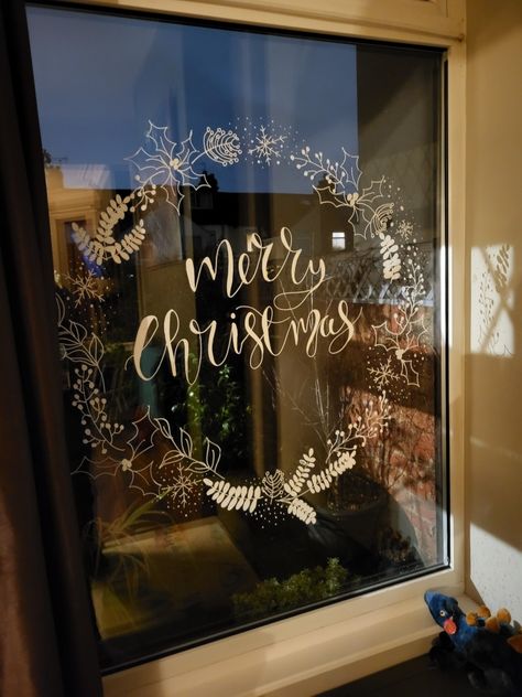 Christmas Window Pen Ideas, Christmas Mirror Art, Christmas Chalk Pen Window, Chalk Pen Christmas Window, Window Chalk Christmas, Chalk Pen Window Art Christmas, Cafe Board, Christmas Chalk, Mirror Writing