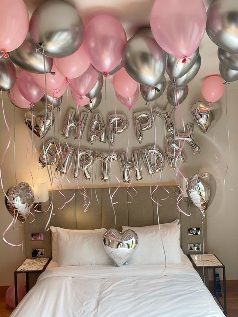 Pink and silver bedroom balloons Birthday Room Surprise, 17 Doğum Günü, Hotel Birthday Parties, 17. Geburtstag, Surprise Birthday Decorations, 18th Birthday Decorations, Happy Birthday Decor, Birthday Room Decorations, Anniversaire Diy