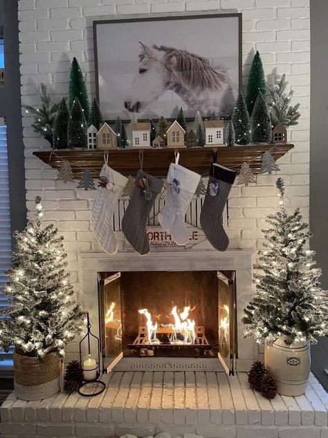 Fireplace Xmas Decor Ideas, Cozy Christmas Decor, Christmas Fireplace Decor, Christmas Mantle Decor, Christmas Themes Decorations, Christmas Decor Inspiration, Country Christmas Decorations, Christmas Mantel Decorations, Christmas Decorations Living Room