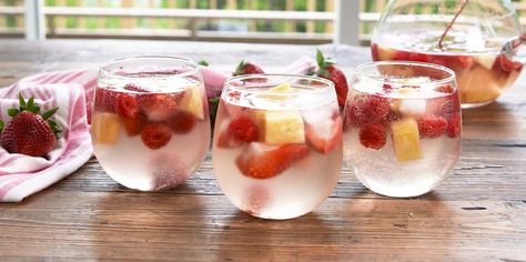 Best Moscato Sangria Recipe - How To Make Moscato Sangria Moscato Sangria Recipes, Thanksgiving Sangria, Moscato Sangria, Fall Sangria Recipes, White Wine Sangria Recipe, Easy Sangria Recipes, Mocktail Drinks, Apple Sangria, White Wine Sangria