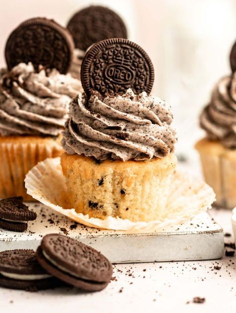 Oreo Cupcakes With Oreo Frosting Oreo Cheesecake Cupcakes, Oreo Cupcake Recipe, Oreo Cupcake, Oreo Frosting, Oreo Stuffed Chocolate Chip Cookies, Chocolate Oreo Cake, Oreo Buttercream, Moist Cupcakes, Oreo Cupcakes