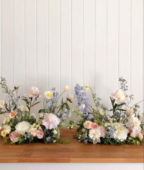 Wedding Sweetheart Table Flowers, Terrain Wedding, Wildflower Wedding Theme, Summer Flower Arrangements, English Country Weddings, Bridal Shower Inspiration, Flower Vase Arrangements, Wedding Theme Colors, Floral Arrangements Wedding