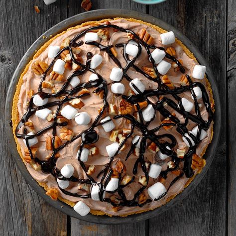 Rocky Road Freezer Pie Rocky Road Pie, 15 Minute Desserts, Freezer Pie, Southern Pies, No Bake Summer Desserts, Creamy Pie, Keylime Pie Recipe, Ice Cream Pies, Refreshing Desserts