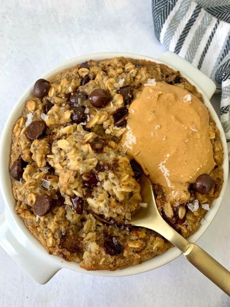 Chocolate Chip Cookie Oatmeal, Chocolate Chip Cookie Baked Oatmeal, Baked Oatmeal Cookie Dough, Chocolate Chip Cookie Baked Oats, Cookie Dough Baked Oatmeal, Baked Oatmeal Recipes Chocolate Chip, Baked Oats For Breakfast, Baked Breakfast Oats, Baked Oatmeal Dessert