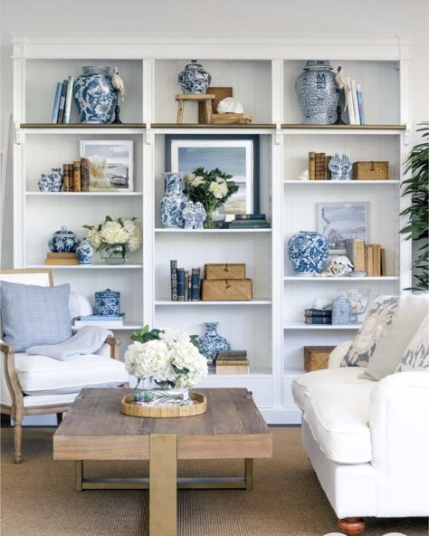 Blue And White Vases, Blue And White Decor, Muebles Shabby Chic, Blue And White Living Room, Shelf Decor Living Room, Bookcase Decor, Blue White Decor, Sunrooms, Colour Ideas