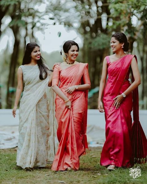 Kerala Bridesmaid Saree, Saree For Cousins Wedding, Farewell Poses With Friends In Saree, Akka Thangachi, Sadi Pose, Indian Wedding Outfit Ideas, Onam Dress, Mother Daughter Poses, Wedding Outfit Ideas