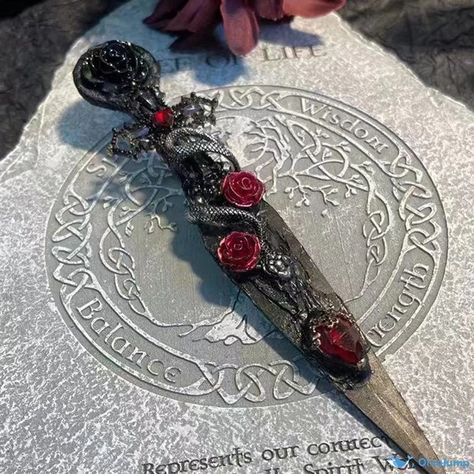 OrcaJump - Exquisitely Crafted Artisan Dagger - High-Quality Stainless Steel - Embellished with Elegant Rose Motifs Red Knife Aesthetique, Fancy Pocket Knives, Bedazzled Knife, Pretty Dagger, Pretty Knife, Dagger Aesthetic, Knives Aesthetic, Rose Knife, Fantasy Knife