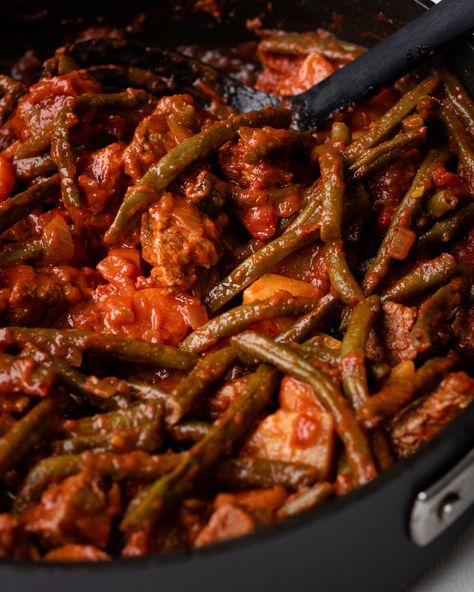 Beef green beans stew (Vodino kai fasolakia yiahni) - My Family's Food Diary Fasolakia Yiahni, Oven Roasted Beef Stew, Fasolakia Recipe, Beef Green Beans, Greek Beef Stew, Cypriot Recipes, Beef Vegetable Stew, Beans Stew, Beef Chuck Steaks