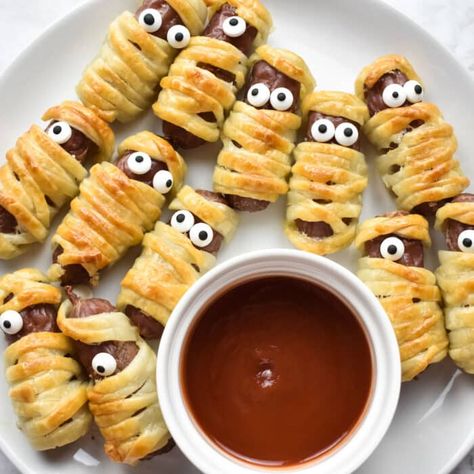 Halloween Sausage Mummy Snack - Bake with Amy Mummy Snack, Halloween Sausage, Sausage Rolls Puff Pastry, Halloween Catering, Savory Halloween Food, Sausage Wrap, Soirée Halloween, Halloween Party Appetizers, Cocktail Sausages