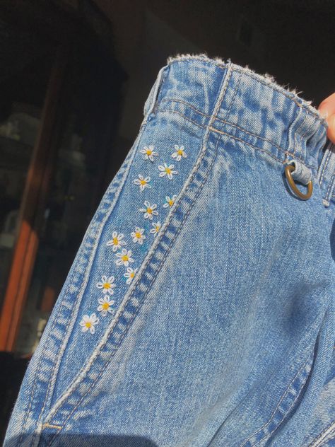 Haft Vintage, Embroidered Jean Shorts, Jean Diy, Daisy Daisy, Haine Diy, Embroidered Denim Shorts, Denim Embroidery, Diy Jeans, Diy Vetement