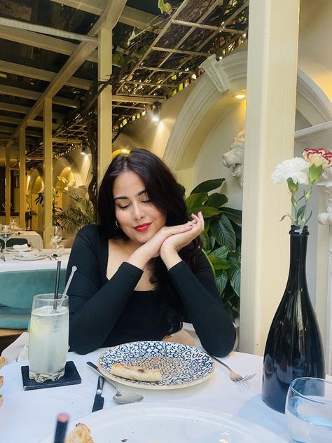 Birthday Poses In Cafe, Beach Restaurant Photography, Poses In Restaurant, Restaurant Poses Instagram, Restaurant Poses, Restaurant Pics, Hair Poses, Cafe Photos, Restaurant Pictures