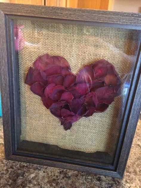 DIY Ideas With Rose Petals - Rose Petal Shadow Box - Crafts and DIY Projects, Recipes You Can Make With Rose Petals - Creative Home Decor and Gift Ideas Make Awesome Mothers Day and Christmas Gifts - Crafts and Do It Yourself by DIY JOY http://diyjoy.com/diy-ideas-rose-petals Rose Petals Craft, Dried Flowers Diy, Dried Roses, Drying Roses, Rose Crafts, Memorial Flowers, Diy Event, Diy Bricolage, Dried Rose Petals