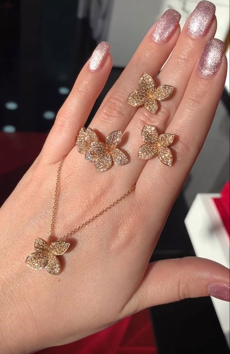 Pasquale Bruni, 2025 Vision, Rich Girl, Stylish Jewelry, Gold Jewelry Fashion, Pretty Jewellery, Aesthetic Girl, Diamond Pendant, Me Too Shoes