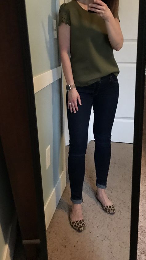 Olive green top, dark skinny jeans, leopard print flats  •Spring Outfit Green Flats Outfit, Olive Green Shirt Outfit, Green Tshirt Outfit, Green Blouse Outfit, Flats Outfit Work, Leopard Print Shoes Outfit, Leopard Flats Outfits, Leopard Shoes Outfit, Green Shirt Outfits