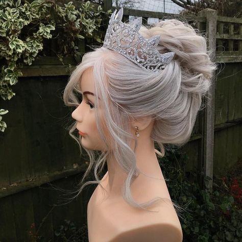 Queen Updo With Crown, Hairdos With Crown, Wedding Hair Updo With Crown, Hair Updo With Crown, Royal Updo Hairstyles, Princess Hair Updo, Wedding Updo With Crown, Hairstyles For Crowns, Princess Updo Hairstyles