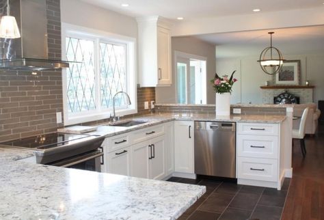 White ice granite in a kitchen with grey tile White Ice Granite Countertops, White Ice Granite, Brown Granite Countertops, White Granite Kitchen, Backsplash For White Cabinets, Granite Countertops Colors, White Granite Countertops, Kabinet Dapur, Granite Countertops Kitchen