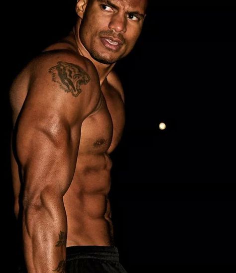 Brandon Carter: https://youtu.be/1Z9QVBqexLo Brandon Carter, Light Skin Men, Light Skin, I Got You, How To Be Outgoing, Photo Credit, Tattoos For Guys, African American, Black Men