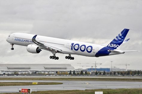 The first Airbus A350-1000, the stretched variant of the A350 family widebody aircraft, has successfully completed its first flight today in Toulouse. Plane Spotting, Luxury Jets, Airbus A350, Commercial Plane, All Airlines, Airplane Photography, Air Planes, Air Craft, Travel Pictures Poses