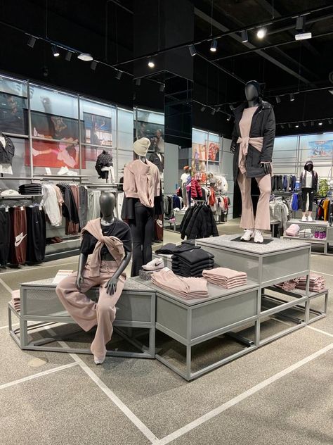 Nike Visual Merchandising, Nike Display, Visual Merchandising Fashion, Fashion Display, Merchandising Ideas, Fashion Displays, Nike Looks, Merch Ideas, Sport Design