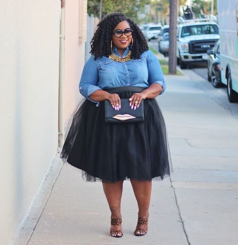 Tulle skirts are such a great, fun look!  And the purse! So cute. Plus Size Tutu Skirt, Rok Tile, Tulle Skirt Plus Size, Plus Size Tutu, Tutu Shirt, Tulle Skirts Outfit, Rok Tutu, Denim Party, Diamond Party