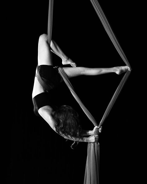 Arial Silks, Silk Dancing, Aerial Hammock, Circus Aesthetic, Aerial Acrobatics, Aerial Dance, Dancing Aesthetic, Aerial Hoop, Aerial Arts