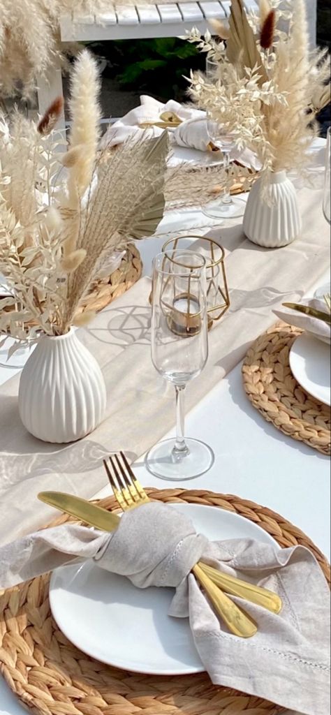 It’s picnic season 🌟gold cutlery, with neutral tones. Flowers are dried and includes pampas, palm leaves and bunny tails. Boho Beach Dinner Setup, Birthday Party Decorations Table Setup, Neutral Aesthetic Birthday Decor, Neutral Luxury Picnic, Neutral Table Setting Party, Neutral Party Table Decor, Neutral Picnic Aesthetic, Boho Party Aesthetic, Beige Picnic Aesthetic