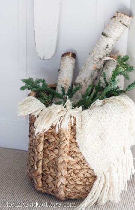 Christmas Basket Decor, Deco Noel Nature, Navidad Natural, Natural Christmas Decor, Cozy Christmas Decor, Simple Christmas Decor, Cottage Christmas, Christmas Baskets, Home Decor Modern