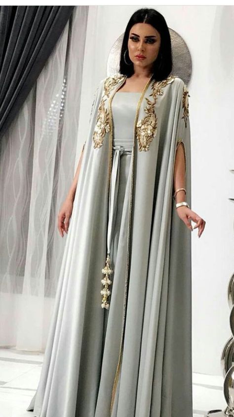 Caftán gris perla, digno de una faraona. Para disfrutar situaciones como en las Mil y una noches. Arabic Dress, Moroccan Fashion, Mode Abaya, Moroccan Dress, Arab Fashion, فستان سهرة, Caftan Dress, Designer Dresses Indian, Muslimah Fashion