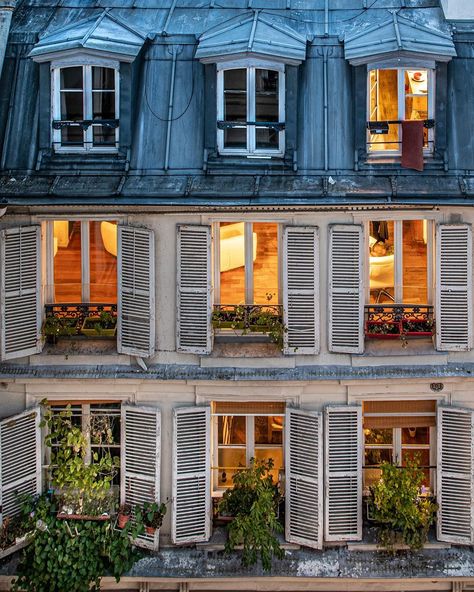 Raphael Metivet on Instagram: “Who wants to live in these lovely appartements? 😍 • • • • #thisisparis #igersparis #canon5dmarkiv #parismaville #parisjetaime…” Parisian House, Parisian Architecture, Paris Architecture, Parisian Life, Parisian Apartment, Paris Apartments, Built Environment, City Aesthetic, Beautiful Buildings