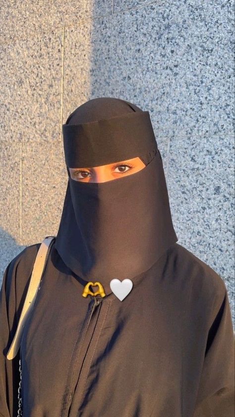 Saudi Niqab, Jumuah Quotes, Acedamia Aesthetic, Matching Love Tattoos, Niqab Aesthetic, Niqabi Girl, Veiled Girl, Amused Quotes, Best Friend Dates