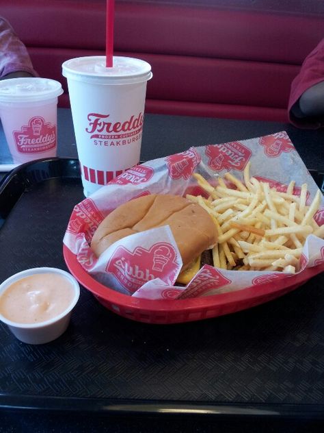 Freddy's Steakburger Freddys Steakburgers, Food Cravings, Meghan Markle, Diner, Meal Prep, Snack Recipes, Yummy Food, Restaurant, Snacks