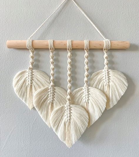 Boho Crafts Diy Decor, Leaf Macrame, Dekorasi Bohemia, Macrame Feather Wall Hanging, Simpul Makrame, Macrame Leaf, Macrame Wall Hanging Tutorial, Macrame Feathers, Macrame Knots Tutorial