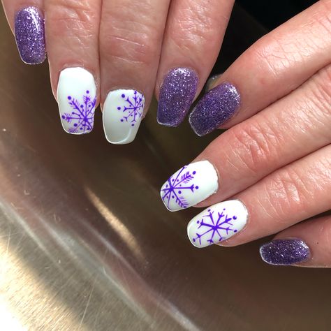 Lilac Christmas Nails, Nail Art Designs For Winter Purple, Christmas Purple Nails, Purple Snowflake Nails, Winter Purple Nails, Purple Xmas Nails, Christmas Nails Purple, Purple Christmas Nails, Purple Winter Nails